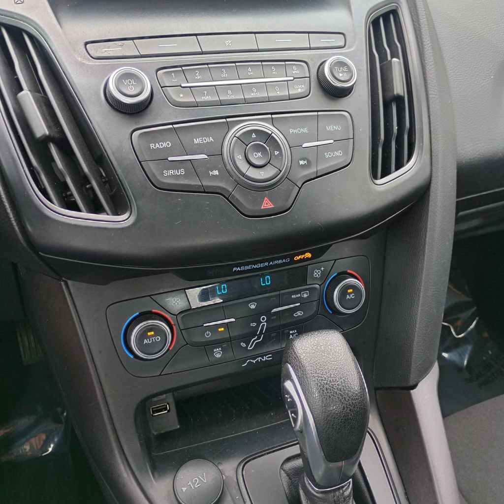 Used 2018 Ford Focus SE w/ SE Appearance Package FWD image 14