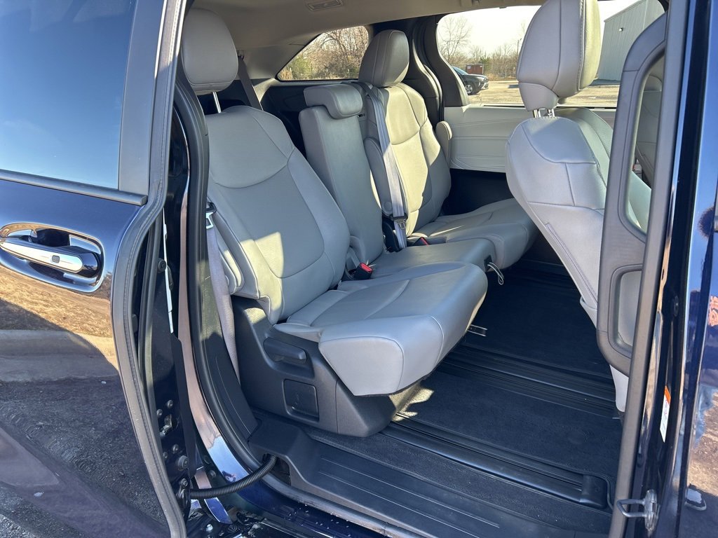 Used 2025 Toyota Sienna XLE image 22