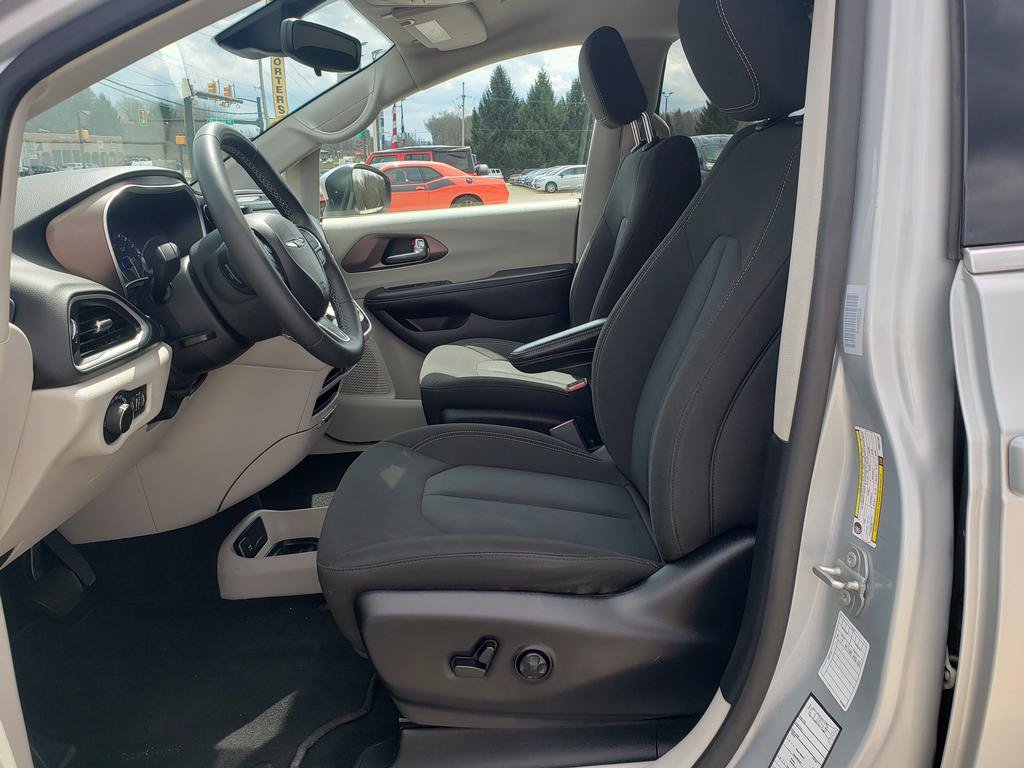 Certified 2023 Chrysler Voyager LX FWD image 10