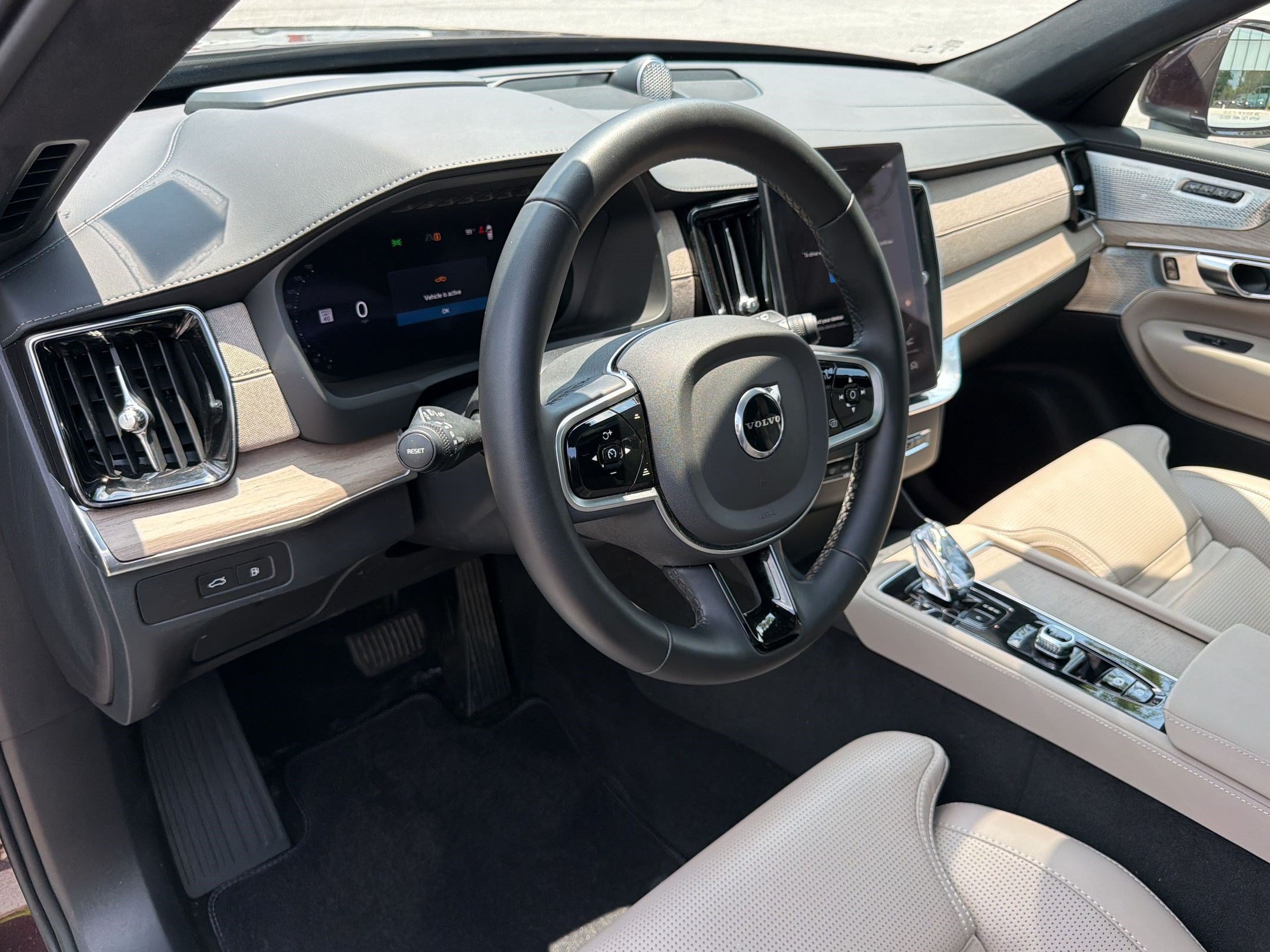 Used 2025 Volvo XC90 T8 Ultra w/ Lounge Package AWD/4WD image 4