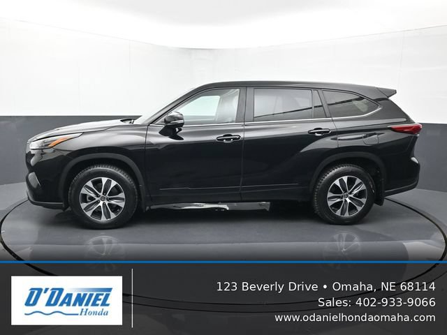 Used 2023 Toyota Highlander XLE AWD/4WD image 2