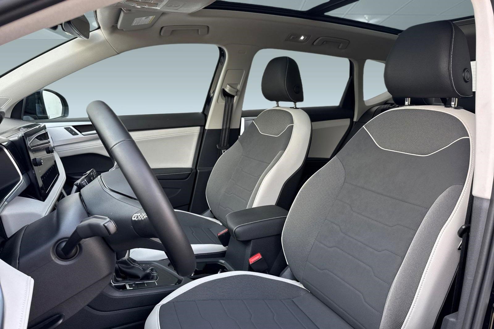 Used 2025 Volkswagen Taos SE w/ Panoramic Sunroof Package image 22