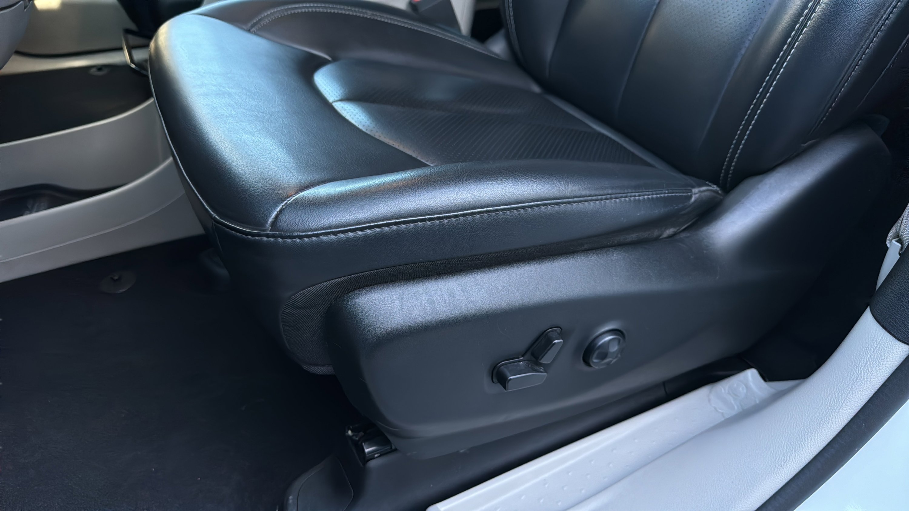 Used 2023 Chrysler Pacifica Touring-L FWD image 23