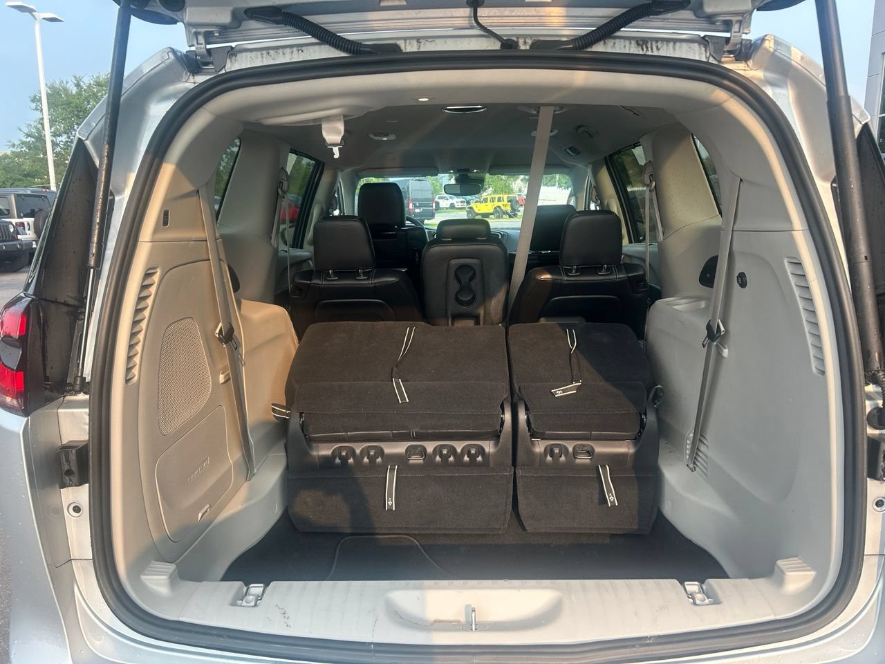 Used 2024 Chrysler Pacifica Touring-L w/ Uconnect Theater Family Group FWD image 13