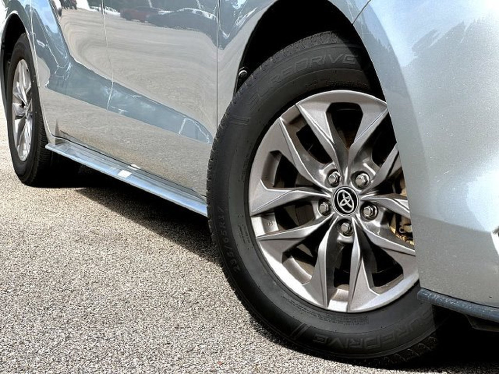 Certified 2025 Toyota Sienna XLE FWD image 2