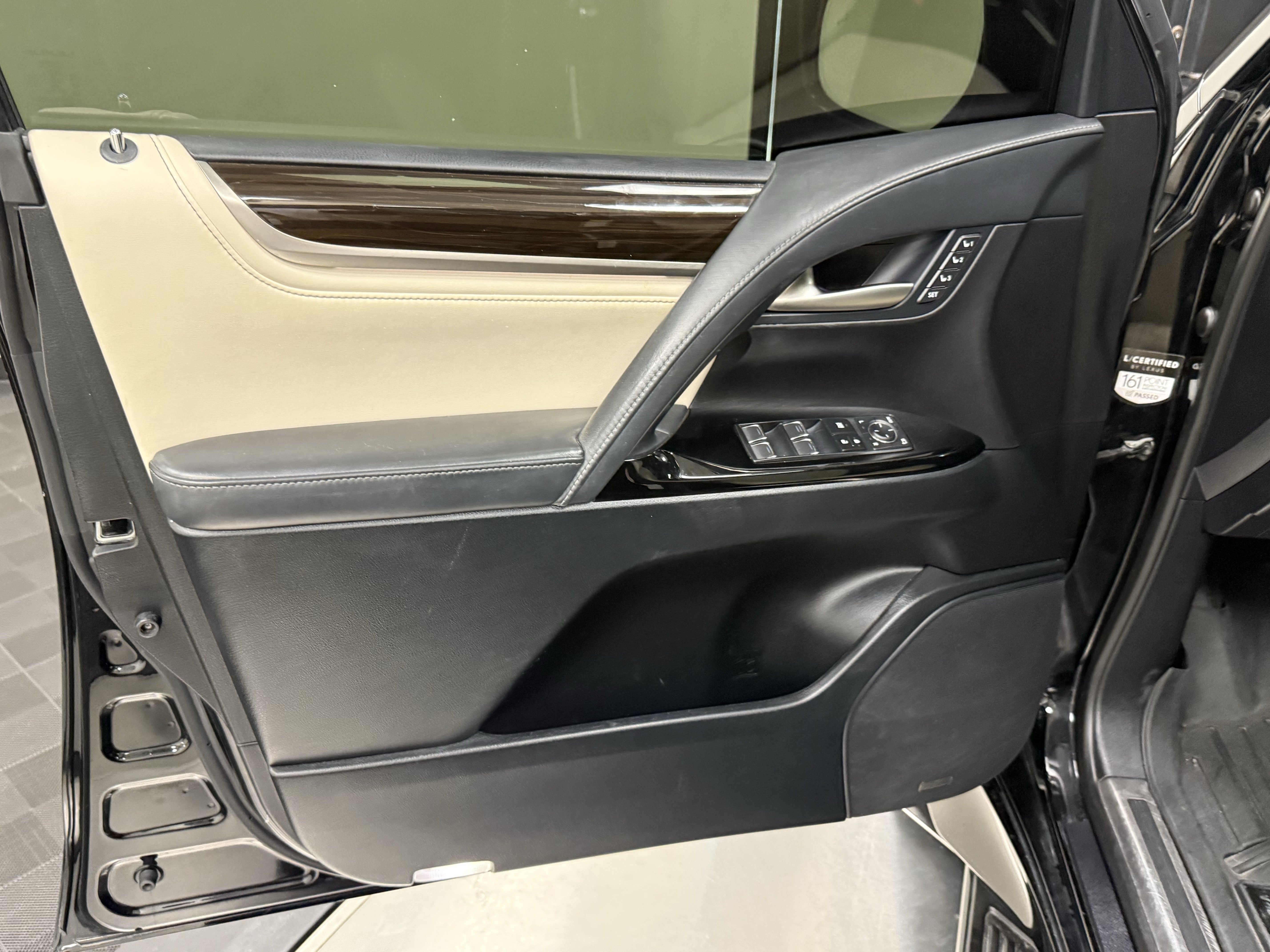 Used 2019 Lexus LX 570 4WD w/ Inspiration Series image 10