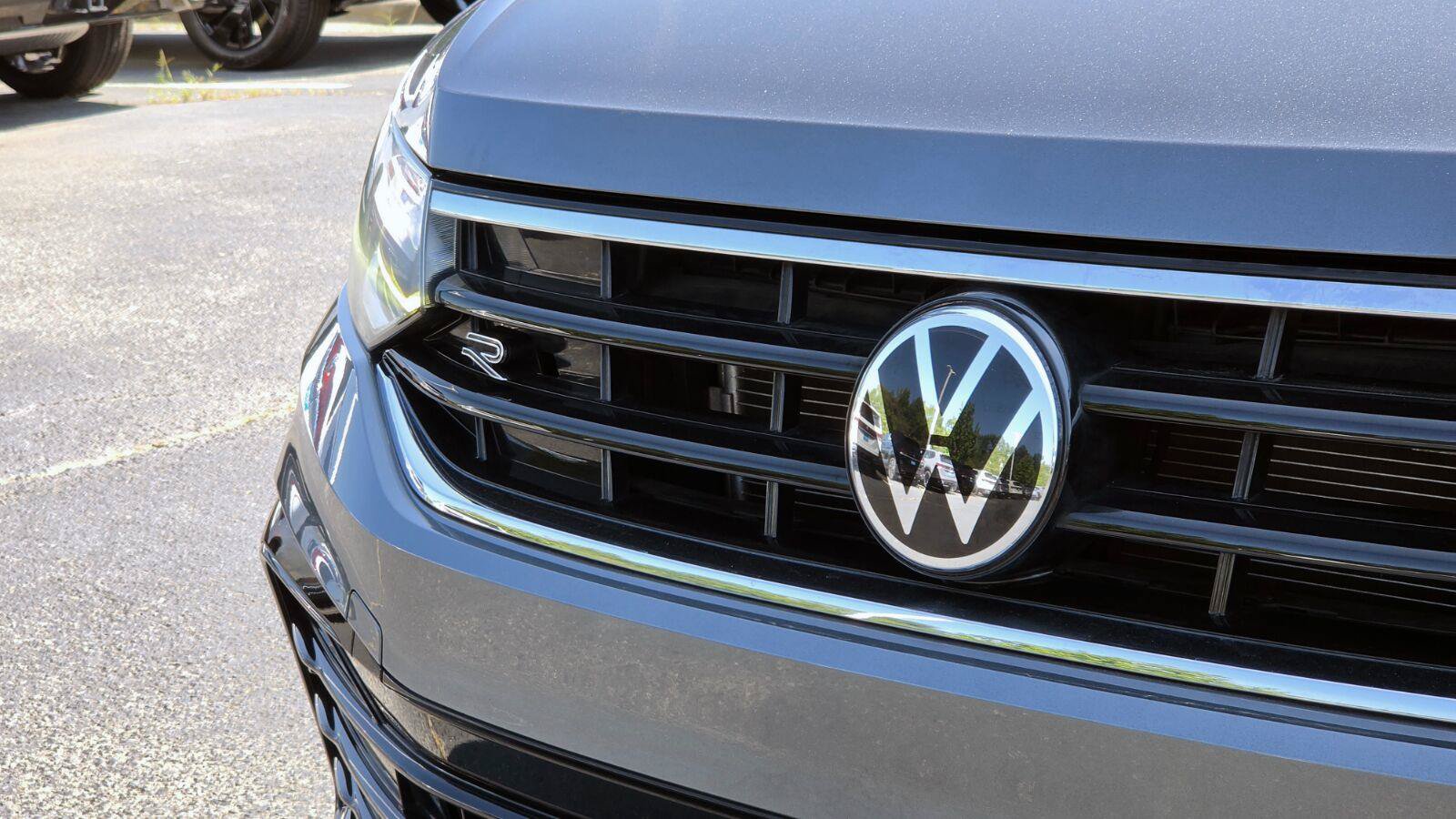 Certified 2024 Volkswagen Tiguan SE R-Line FWD image 11