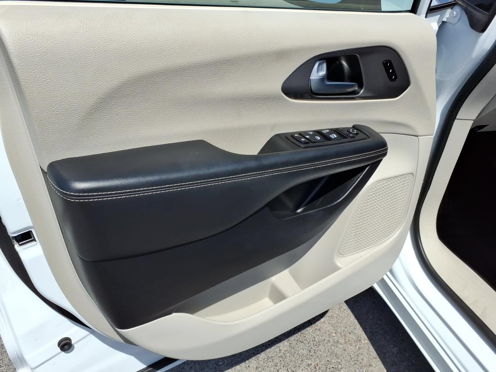 Used 2024 Chrysler Pacifica Touring-L FWD image 9