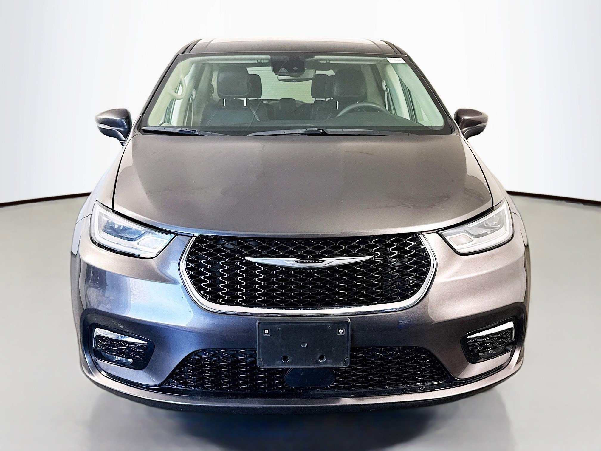 Used 2023 Chrysler Pacifica Touring-L image 2
