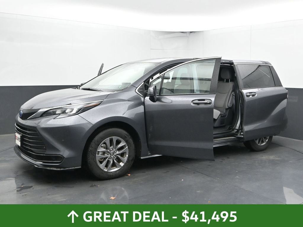 Used 2025 Toyota Sienna LE image 53