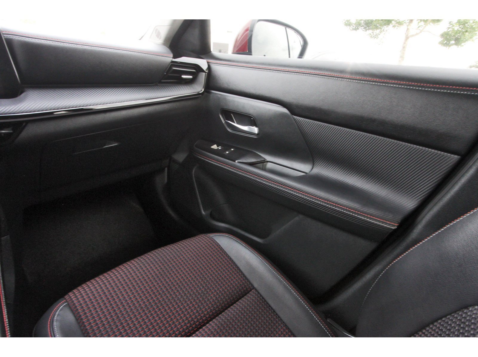 Used 2025 Nissan Kicks SR AWD/4WD image 14
