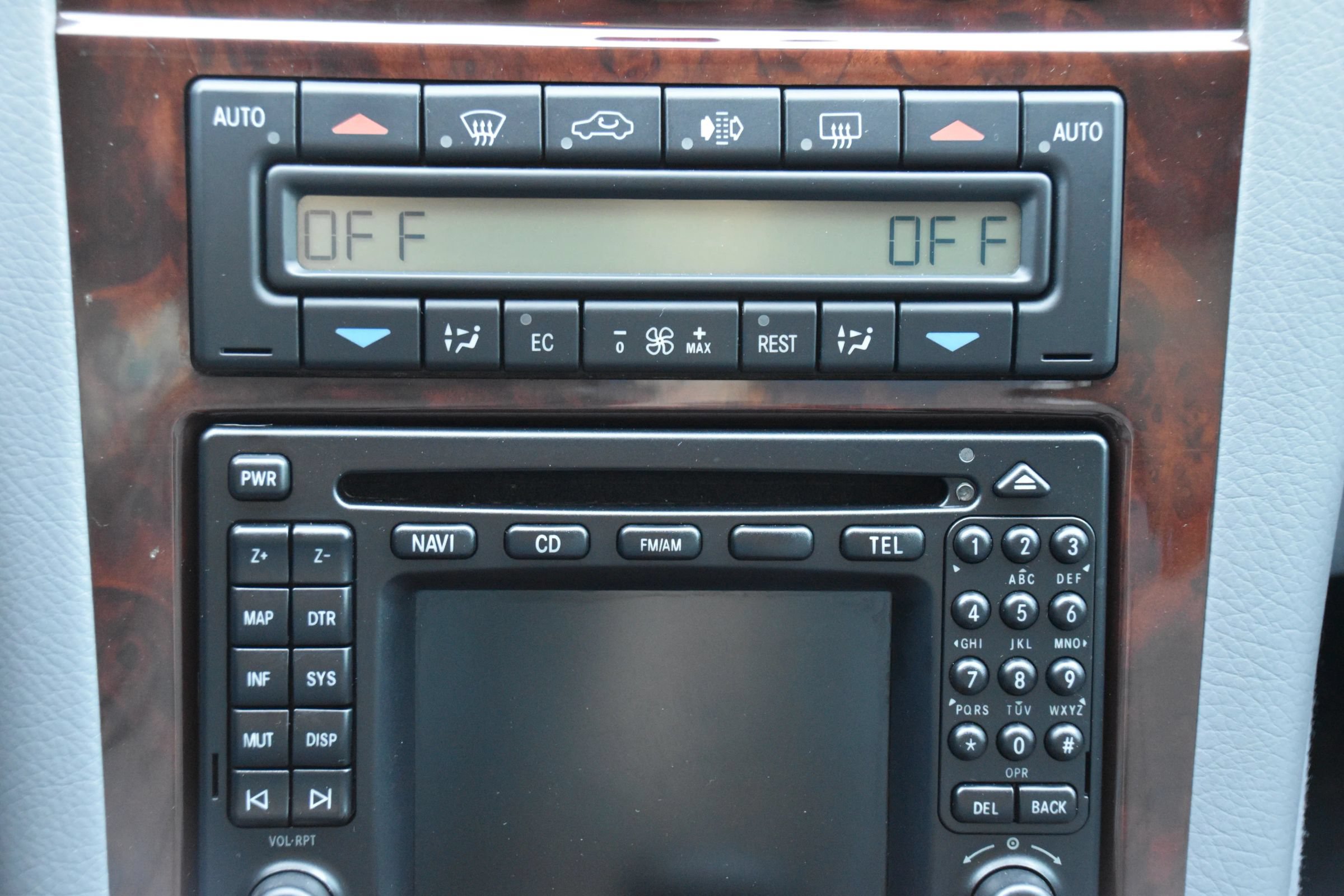 Used 2000 Mercedes-Benz E 320 Sedan image 37
