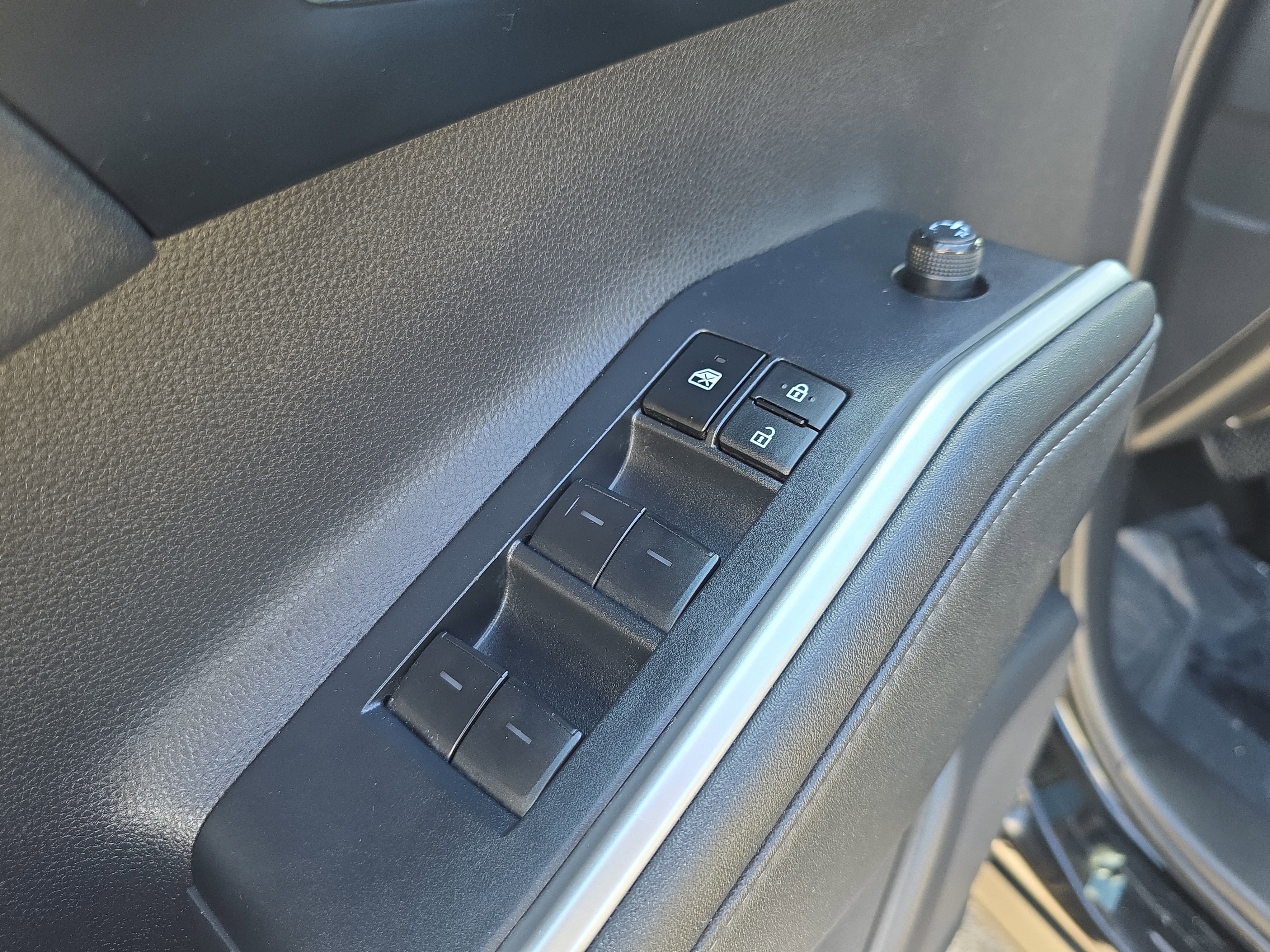Used 2024 Toyota Highlander XLE FWD image 23