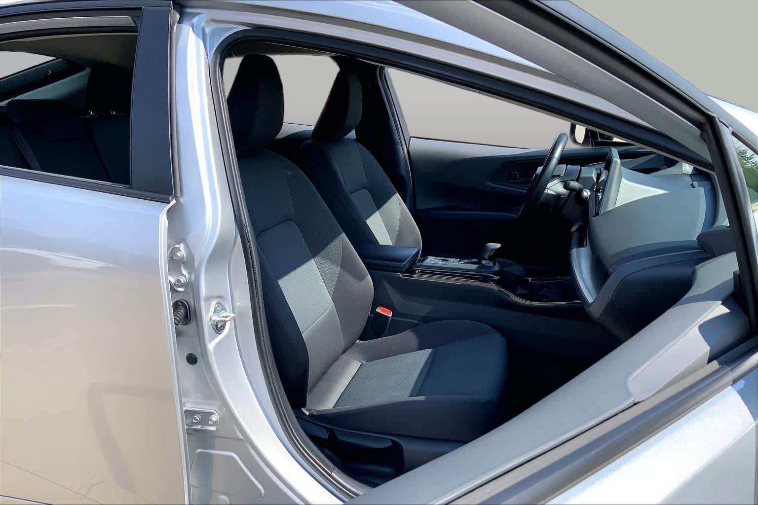 Used 2025 Toyota Prius LE FWD image 9