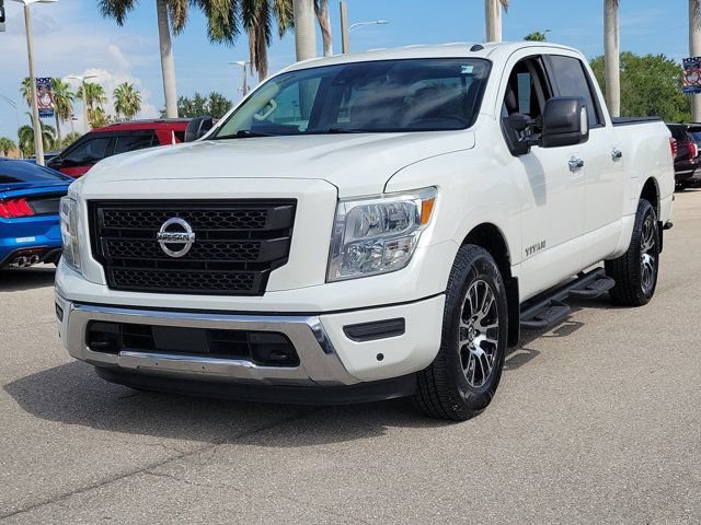 Used 2021 Nissan Titan SV w/ SV Convenience Package RWD image 3