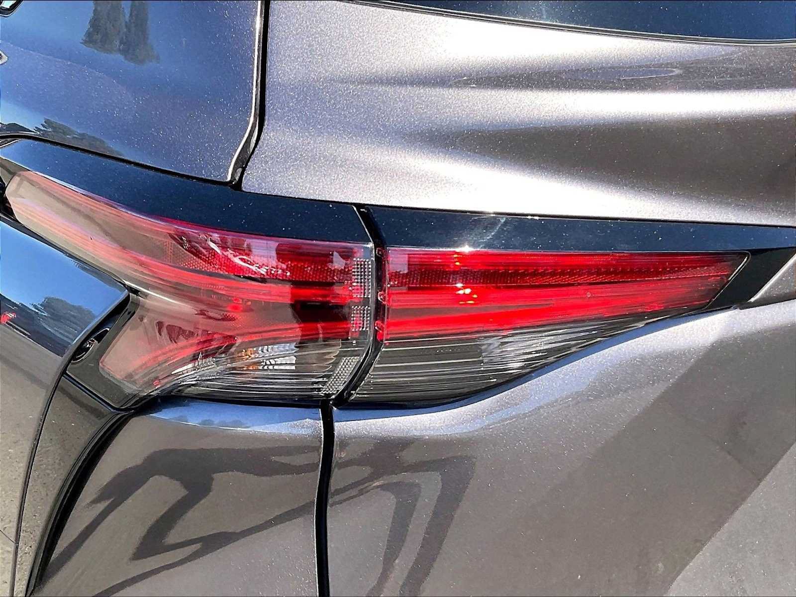 Used 2024 Toyota Sienna Platinum FWD image 30