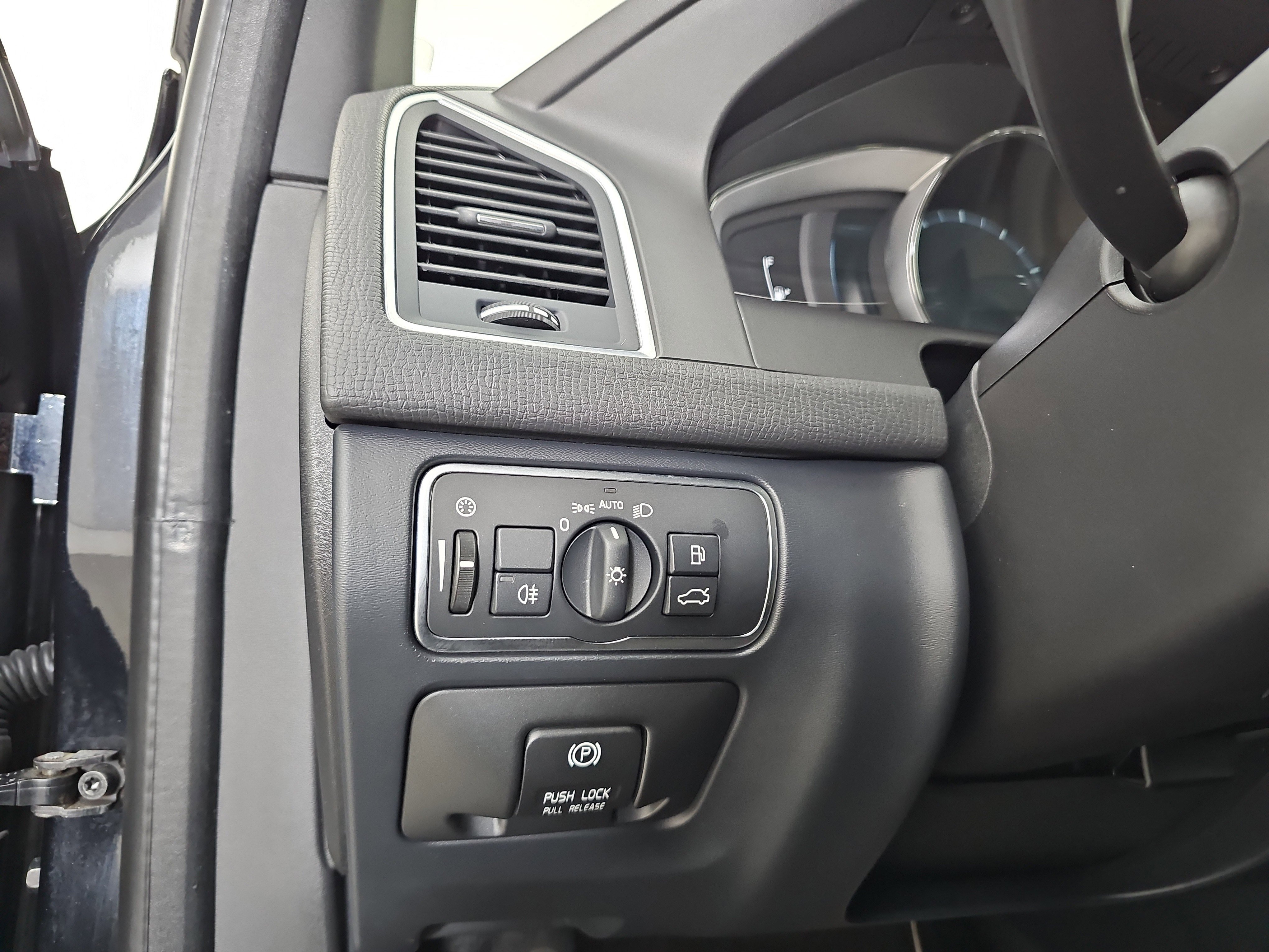 Used 2015 Volvo XC60 T5 image 8