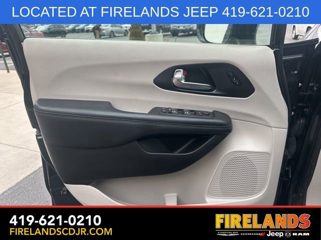 Used 2020 Chrysler Pacifica Limited image 23
