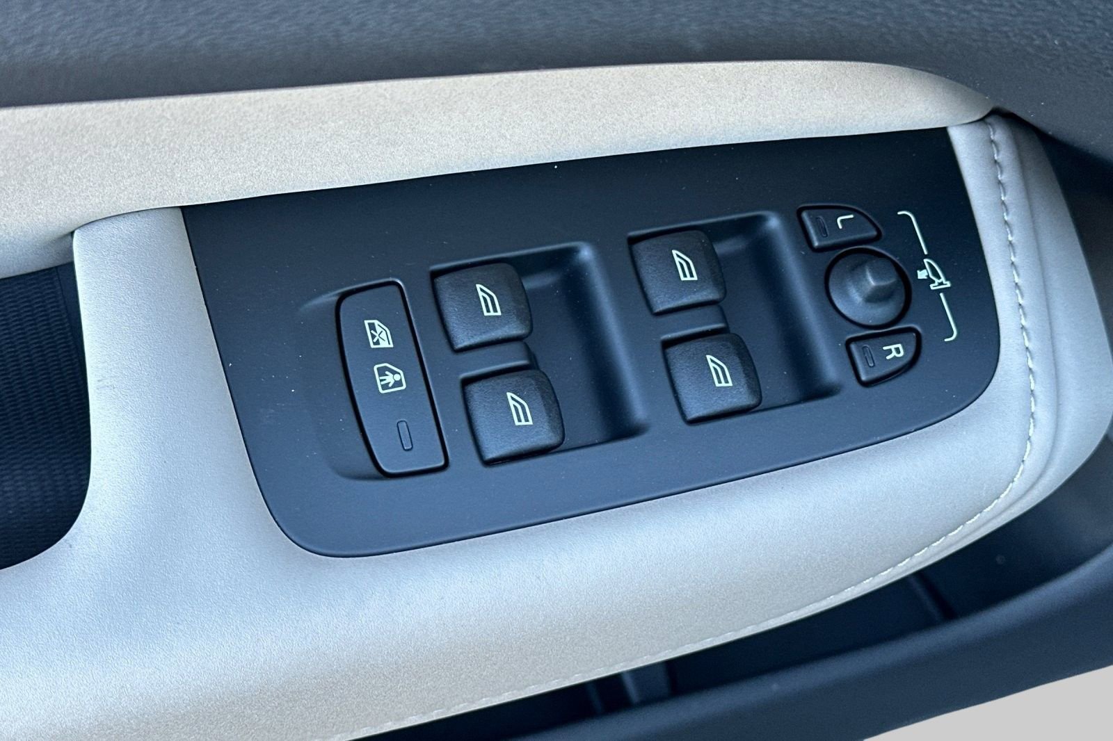 New 2026 Volvo XC60 B5 Plus w/ Protection Package Premier image 15