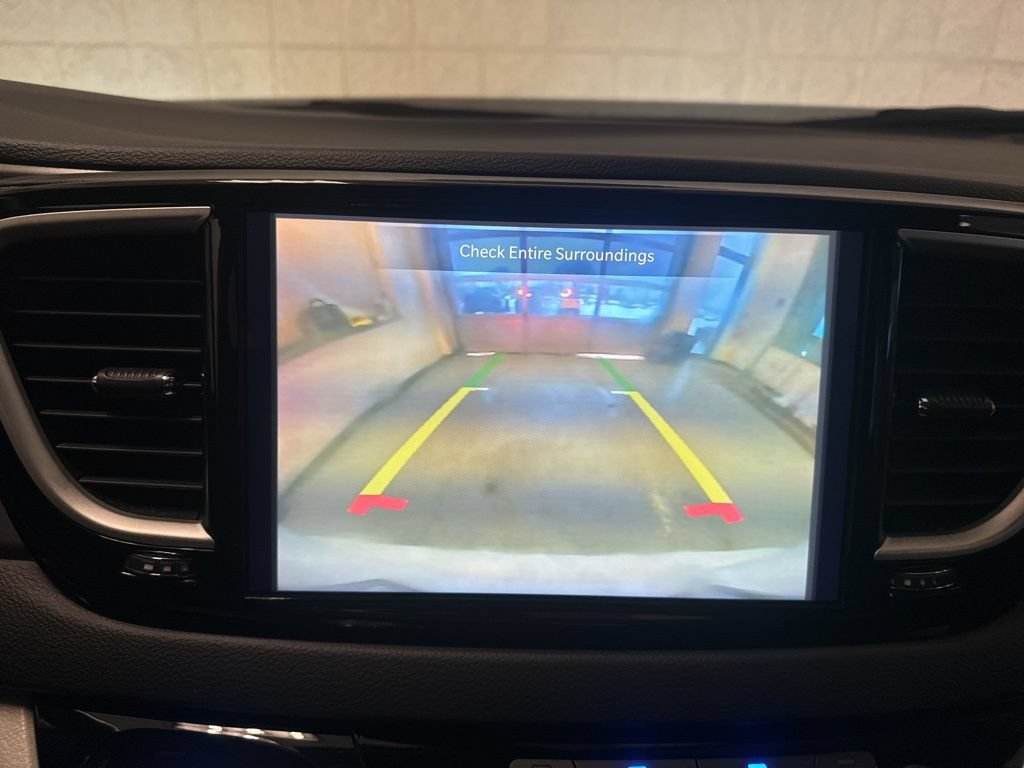 Used 2023 Chrysler Pacifica Touring-L FWD image 11