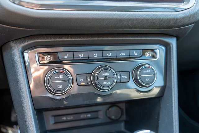 Used 2021 Volkswagen Tiguan SE image 29