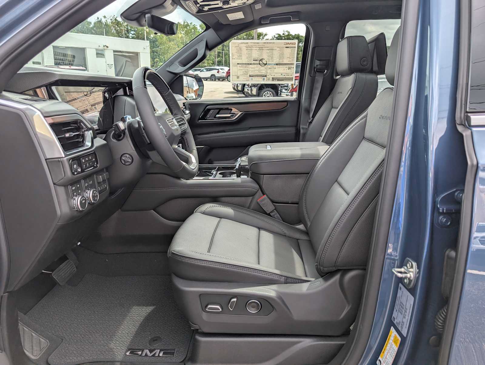 New 2026 GMC Yukon Denali w/ Denali Reserve Package AWD/4WD image 4
