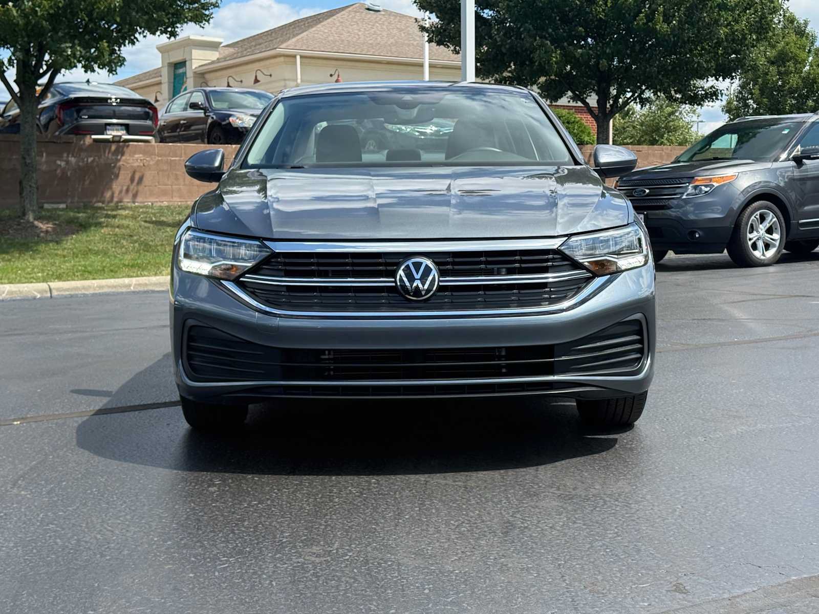 Certified 2023 Volkswagen Jetta SE w/ Panoramic Sunroof Package FWD image 2