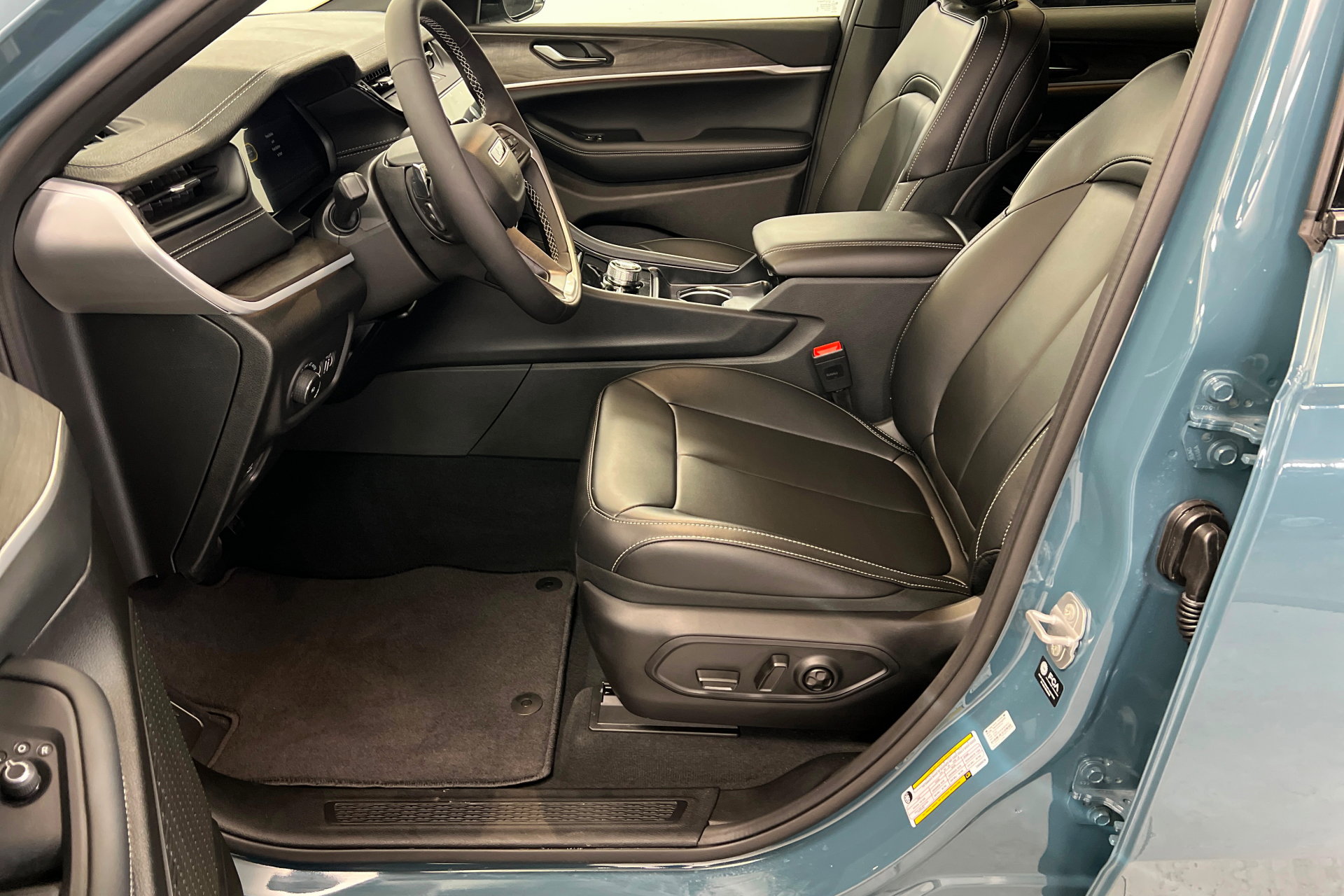 New 2026 Jeep Grand Cherokee L Limited w/ Limited Altitude Package AWD/4WD image 17