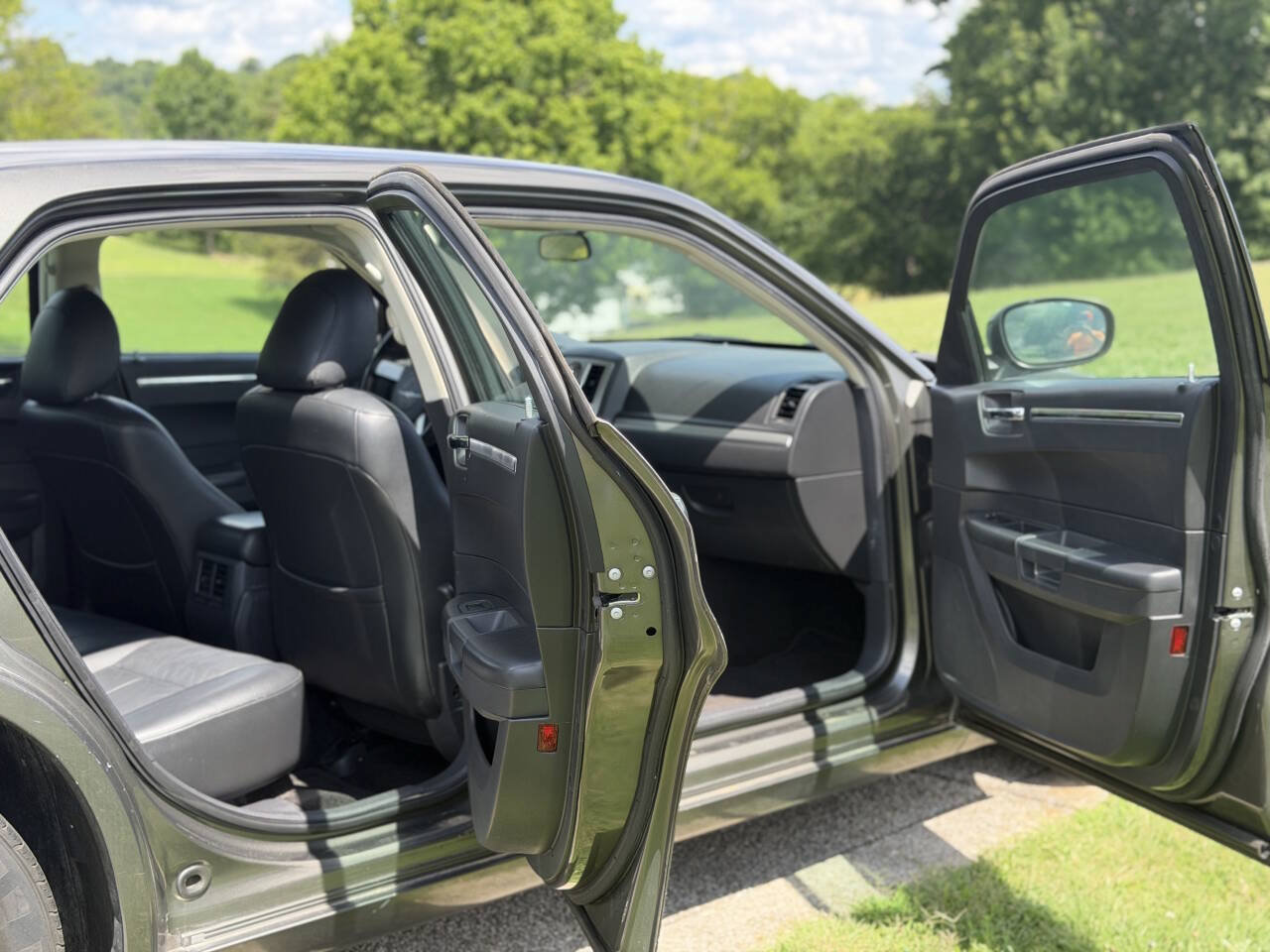 Used 2009 Chrysler 300 Touring RWD image 32