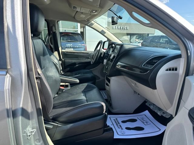 Used 2015 Chrysler Town & Country Touring FWD image 8