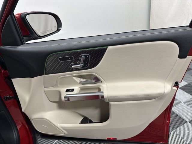 Used 2025 Mercedes-Benz GLB 250 GLB 250 image 34