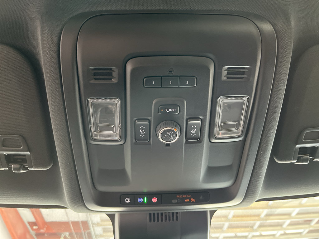 Used 2024 Chevrolet Suburban LT w/ Luxury Package RWD image 28