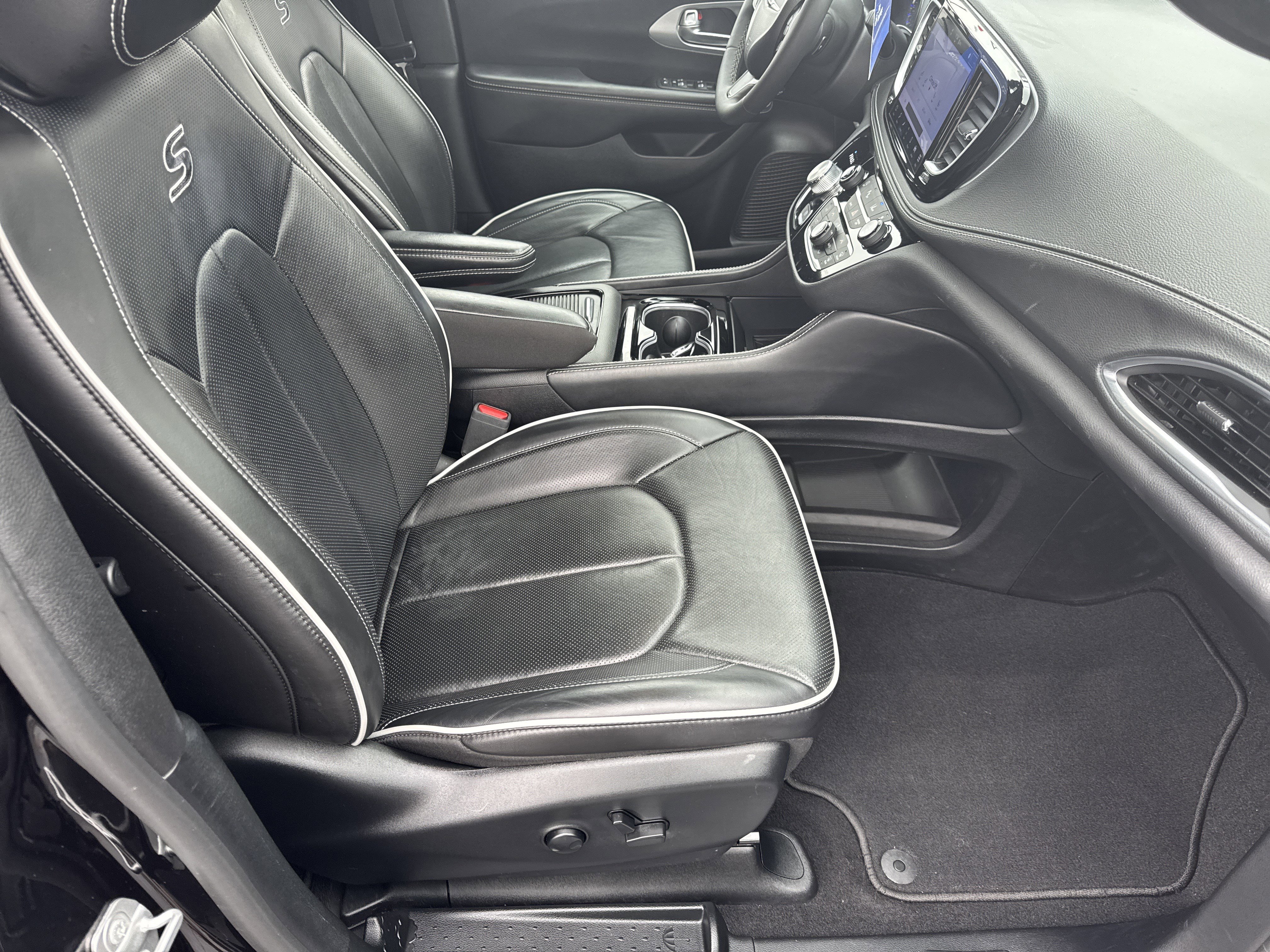 Used 2025 Chrysler Pacifica Limited image 13