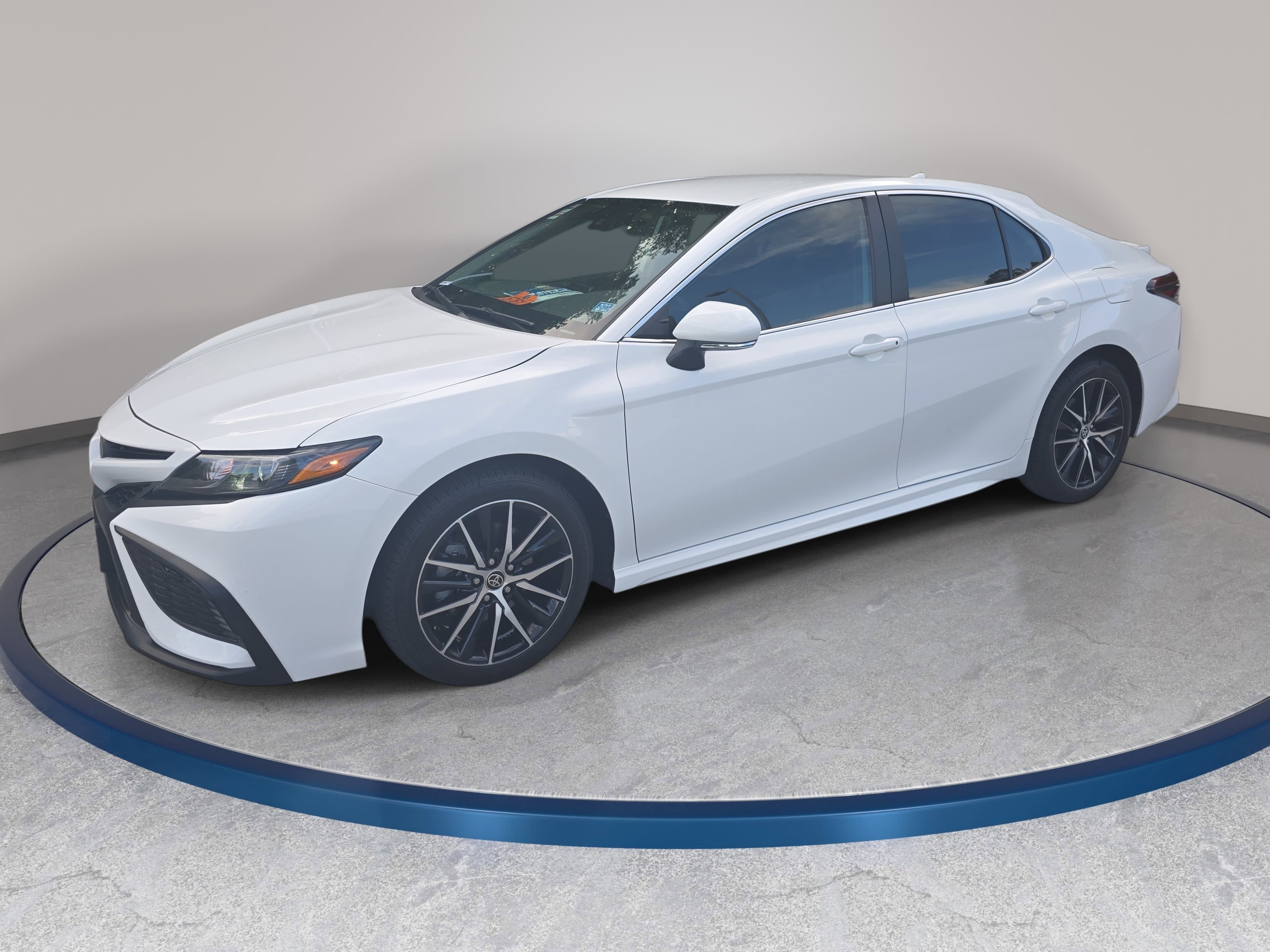 Used 2023 Toyota Camry SE FWD image 1