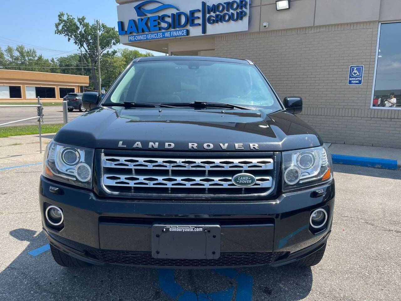 Used 2013 Land Rover LR2 HSE image 2