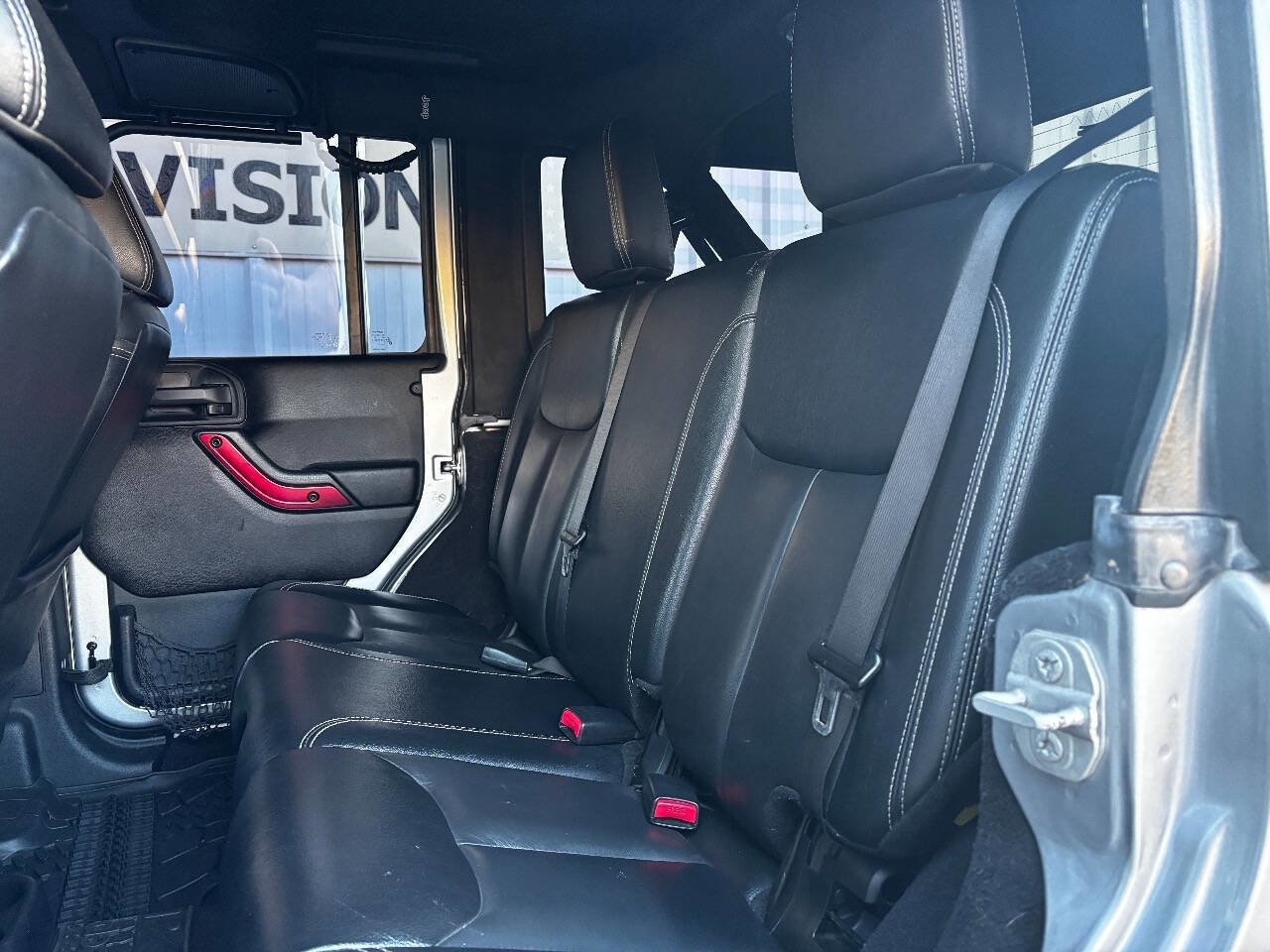 Used 2015 Jeep Wrangler Unlimited Rubicon w/ Connectivity Group AWD/4WD image 16