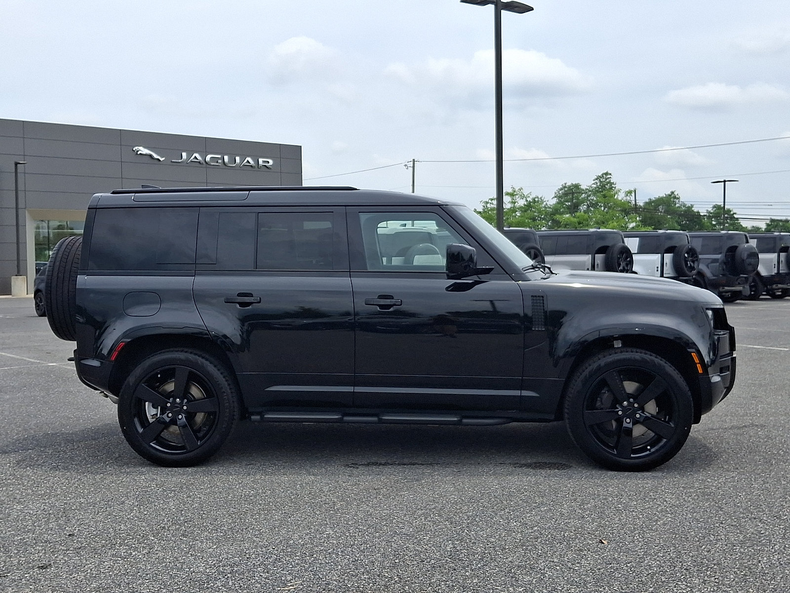 Used 2026 Land Rover Defender 110 X-Dynamic SE AWD/4WD image 6