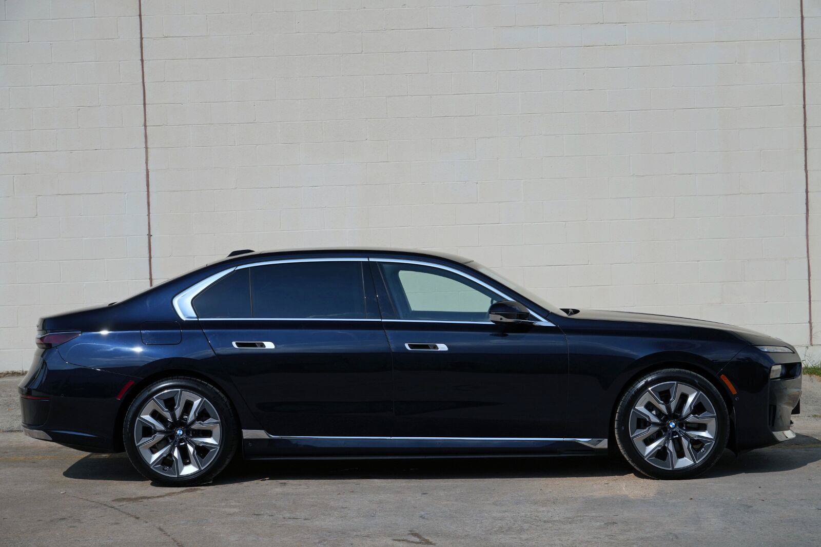 Used 2023 BMW i7 xDrive60 w/ Executive Package 2 AWD/4WD image 63