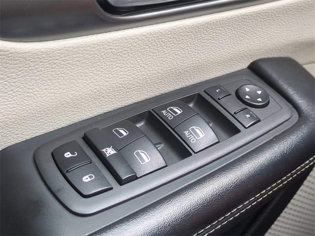 Used 2023 Chrysler Pacifica Touring-L image 25