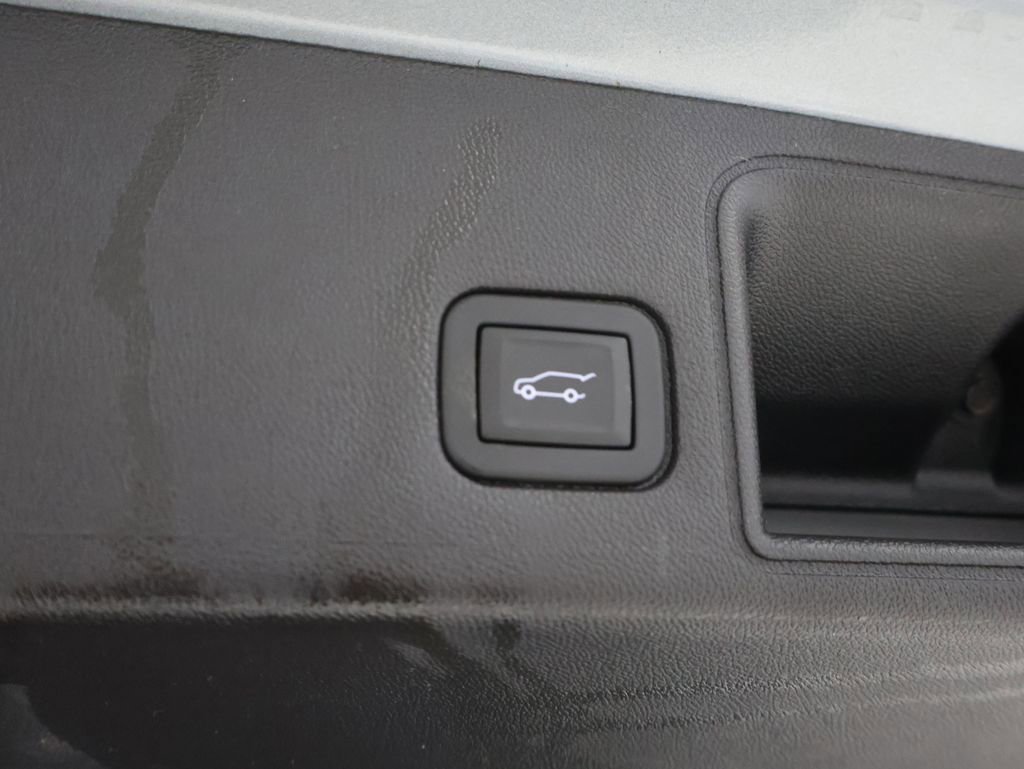 Used 2024 GMC Terrain SLT image 21