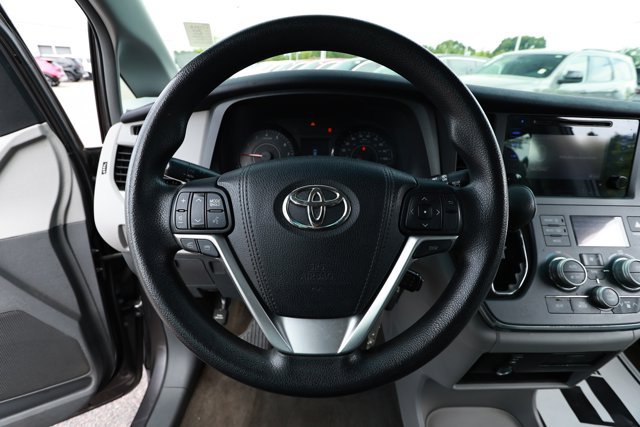 Used 2015 Toyota Sienna L FWD image 11