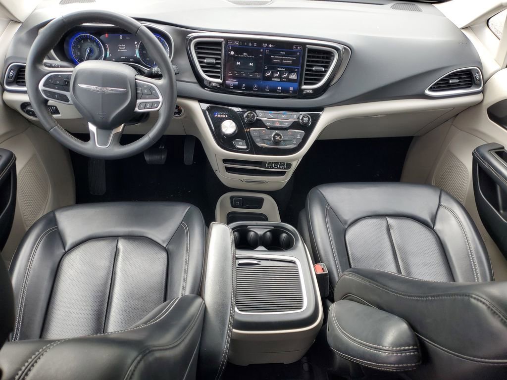 Used 2023 Chrysler Pacifica Touring-L FWD image 12