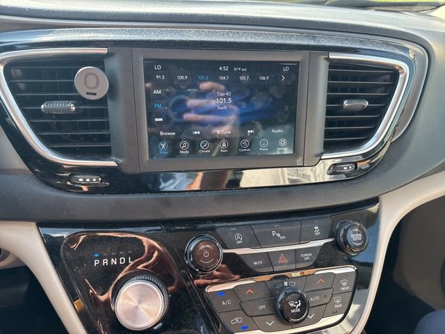 Used 2020 Chrysler Pacifica Touring-L w/ Tire & Wheel Group FWD image 7