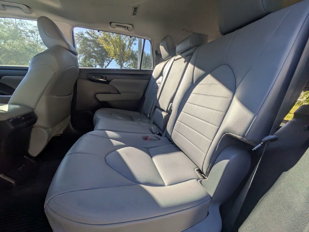 Used 2020 Toyota Highlander XLE AWD/4WD image 19