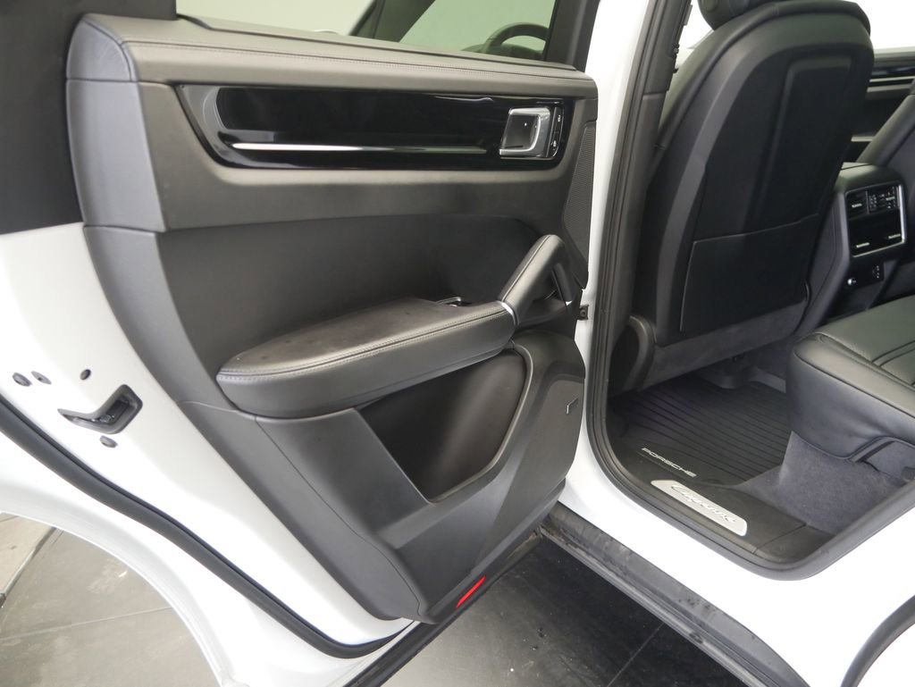 Certified 2023 Porsche Cayenne S AWD/4WD image 18