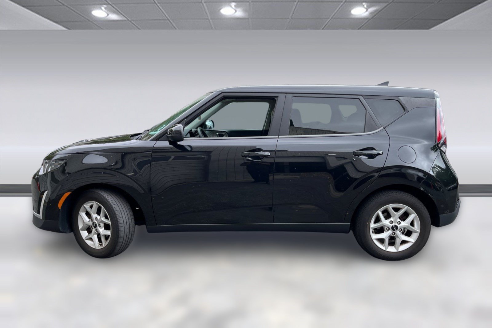 Used 2023 Kia Soul LX w/ LX Technology Package FWD image 2