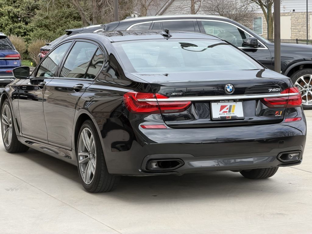 Used 2019 BMW 740i xDrive w/ M Sport Package image 9