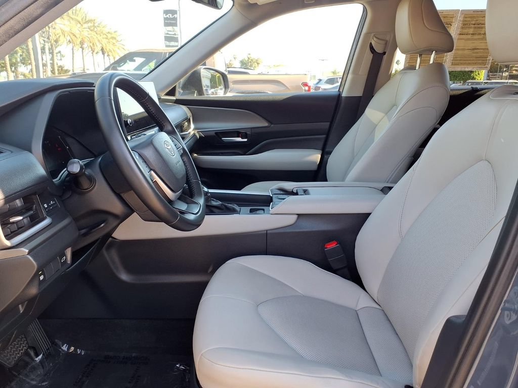Used 2024 Toyota Grand Highlander AWD image 9
