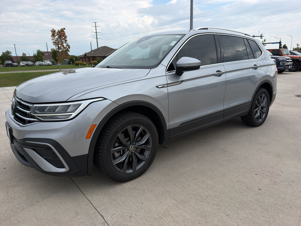 Used 2022 Volkswagen Tiguan SE w/ Panoramic Sunroof Package AWD/4WD image 2