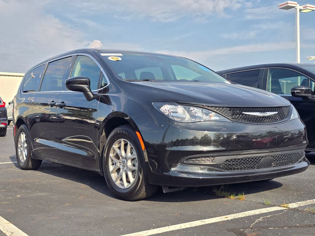 Used 2023 Chrysler Voyager LX FWD image 2